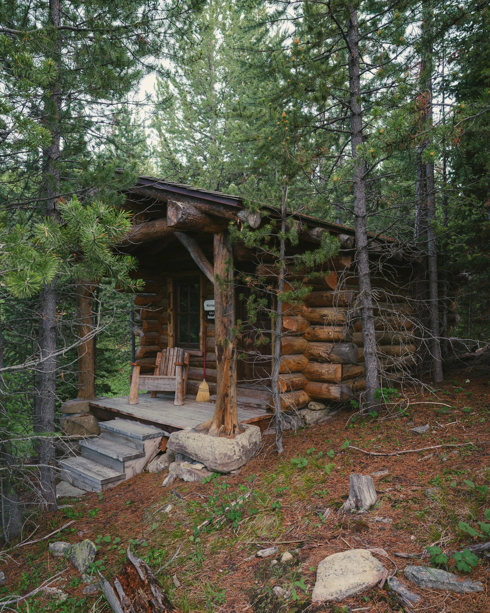 Guest log cabin in the forest — architectural photography Big Sky Montana, Club Ridge